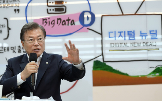 문재인 대통령이 18일 강원도 춘천에 위치한 빅데이터 플랫폼 운영기업인 더존비즈온을 방문, 데이터와 AI를 접목한 혁신 서비스를 개발하는 직원들과 차담회를 하고 있다.   연합뉴스